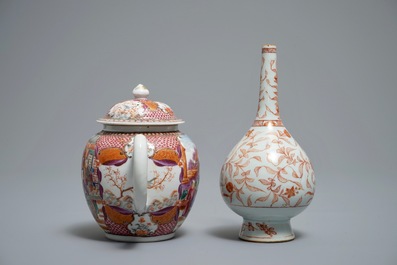 Un aspersoir en rouge de fer et dor&eacute; et une th&eacute;i&egrave;re &agrave; d&eacute;cor mandarin en porcelaine de Chine famille, Kangxi et Qianlong