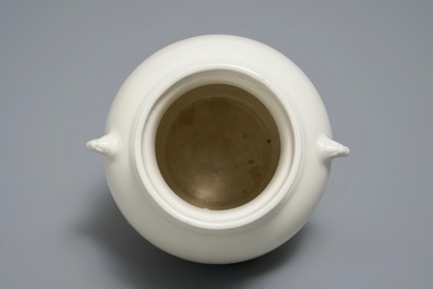 Een Chinese cr&egrave;me-geglazuurde hu vaas met olifantenoren, 18/19e eeuw