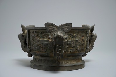 An unusual Chinese &lsquo;gui&rsquo; bronze ritual vessel of unusual shape with three ears, 18/19th C.