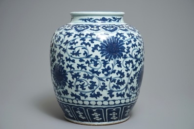 Un pot en porcelaine de Chine bleu et blanc aux rinceaux de lotus, 19&egrave;me