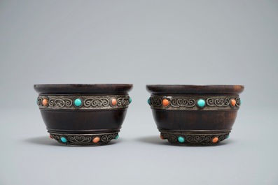 Une paire de bols en bois &agrave; monture en argent incrust&eacute; de turquoise et corail, Tibet, 19&egrave;me