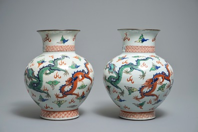 Een paar Chinese wucai vazen met draken, Wanli merk, 19e eeuw