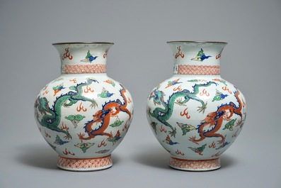 Une paire de vases aux dragons en porcelaine de Chine wucai, marque de Wanli, 19&egrave;me