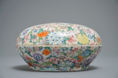 Une bo&icirc;te couverte en porcelaine de Chine famille rose &agrave; d&eacute;cor millefleurs, marque de Qianlong, 19/20&egrave;me