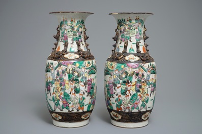 Une paire de vases en porcelaine dit &quot;de Nankin&quot; et une coupe en porcelaine famille verte de Canton, 19&egrave;me