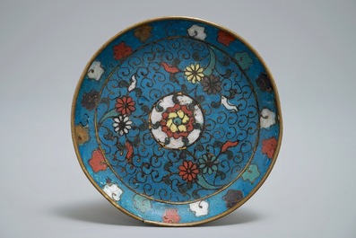 Een Chinees cloisonn&eacute; schoteltje met floraal decor, Ming en een ronde dekseldoos, 19e eeuw