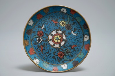 Une coupelle en cloisonn&eacute; &agrave; d&eacute;cor floral, Ming, et une bo&icirc;te couverte &agrave; d&eacute;cor d'oiseaux, 19&egrave;me