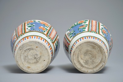 Deux vases en porcelaine de Chine wucai &agrave; d&eacute;cor de pivoines sur rochers, 19&egrave;me