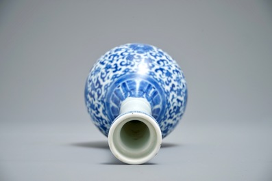 Un vase de forme bouteille en porcelaine de Chine bleu et blanc, marque de Yongzheng, 19/20&egrave;me