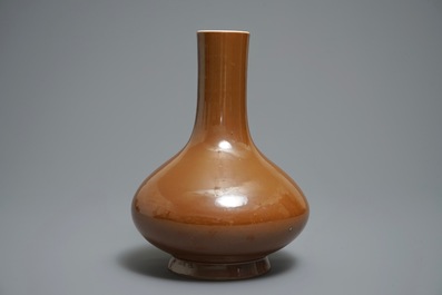 Un vase de forme bouteille en porcelaine de Chine brun capucin, marque de Qianlong, 19&egrave;me