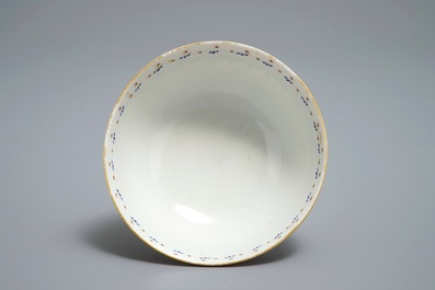 Une th&eacute;i&egrave;re et une tasse avec soucoupe en porcelaine de Chine pour l'export, Jiaqing