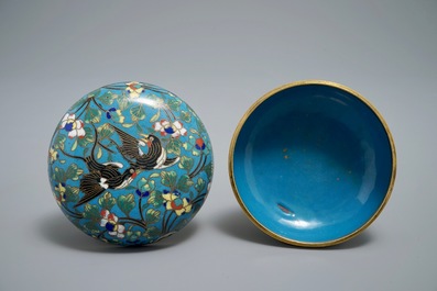 Une coupelle en cloisonn&eacute; &agrave; d&eacute;cor floral, Ming, et une bo&icirc;te couverte &agrave; d&eacute;cor d'oiseaux, 19&egrave;me