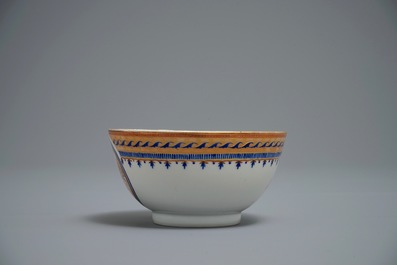 Une th&eacute;i&egrave;re et une tasse avec soucoupe en porcelaine de Chine pour l'export, Jiaqing