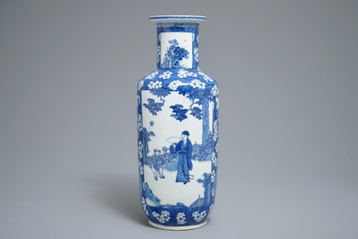 Un vase de forme rouleau en porcelaine de Chine bleu et blanc aux fleurs de prunus, 19&egrave;me