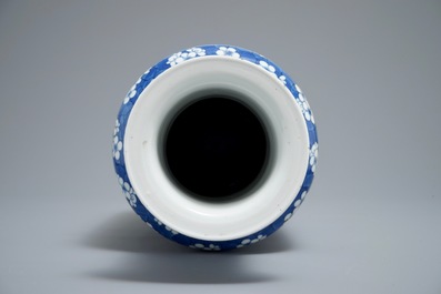 Un vase de forme rouleau en porcelaine de Chine bleu et blanc aux fleurs de prunus, 19&egrave;me