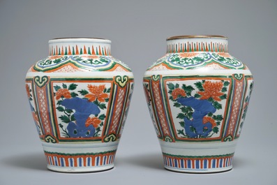 Deux vases en porcelaine de Chine wucai &agrave; d&eacute;cor de pivoines sur rochers, 19&egrave;me