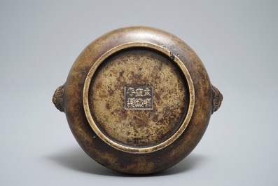 Un br&ucirc;le-parfum en bronze sur socle en bois, marque de Xuande, Chine, 18&egrave;me