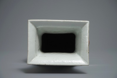 Un vase de forme rectangulaire en porcelaine de Chine qianjiang cai, 19/20&egrave;me