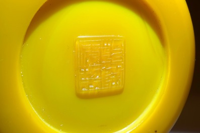 A Chinese Beijing glass vase with figures, Qianlong mark, 19/20th C.