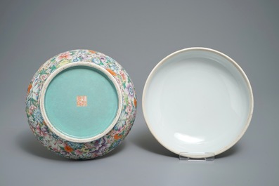 Une bo&icirc;te couverte en porcelaine de Chine famille rose &agrave; d&eacute;cor millefleurs, marque de Qianlong, 19/20&egrave;me