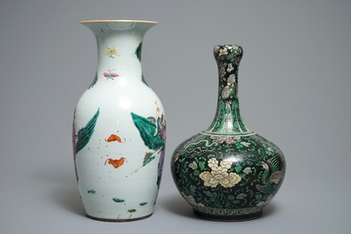Deux vases en porcelaine de Chine famille noire et famille rose, 19&egrave;me