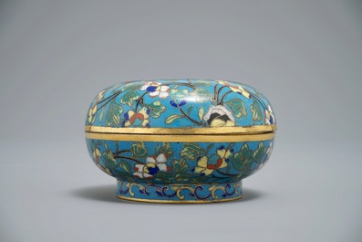 Een Chinees cloisonn&eacute; schoteltje met floraal decor, Ming en een ronde dekseldoos, 19e eeuw