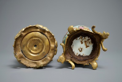 Une paire de vases aux montures en bronze ormolu en porcelaine de Chine famille rose sur fond c&eacute;ladon, 19&egrave;me