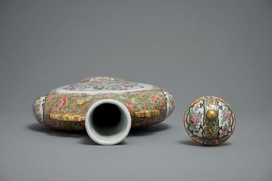 Un grand vase couvert en forme de lune en porcelaine de Chine famille rose de Canton, 19&egrave;me