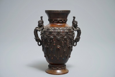 Een Sino-Tibetaanse bronzen vaas met inlegwerk, 18/19e eeuw