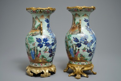 Une paire de vases aux montures en bronze ormolu en porcelaine de Chine famille rose sur fond c&eacute;ladon, 19&egrave;me