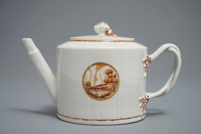 Une th&eacute;i&egrave;re et une tasse avec soucoupe en porcelaine de Chine pour l'export, Jiaqing