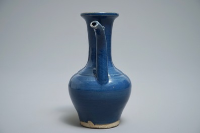 A Chinese monochrome blue ewer, 19th C.