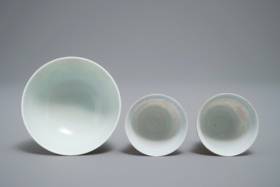 Une paire de tasses et un bol en porcelaine de Chine rouge de fer et bleu et blanc, marques de Qianlong et Guangxu, 19/20&egrave;me