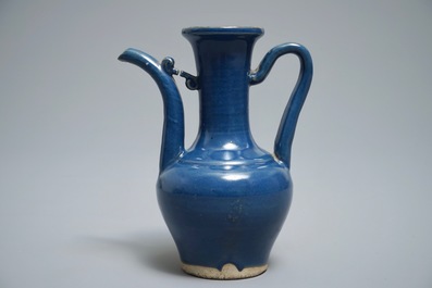 Une verseuse en porcelaine de Chine bleu monochrome, 19&egrave;me