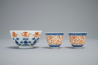 Une paire de tasses et un bol en porcelaine de Chine rouge de fer et bleu et blanc, marques de Qianlong et Guangxu, 19/20&egrave;me