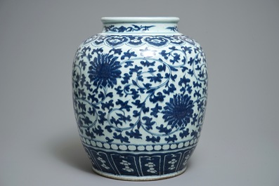 Un pot en porcelaine de Chine bleu et blanc aux rinceaux de lotus, 19&egrave;me