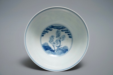 Un bol en porcelaine de Chine bleu et blanc, marque et &eacute;poque de Kangxi