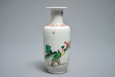 Een Chinese famille verte rouleau vaas met figuren in een landschap, Kangxi