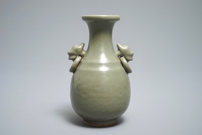 Un vase en porcelaine de Chine c&eacute;ladon monochrome &agrave; d&eacute;cor incis&eacute;, 19/20&egrave;me