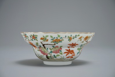 Un bol en porcelaine de Chine famille rose &agrave; d&eacute;cor floral, marque de Daoguang, 19&egrave;me