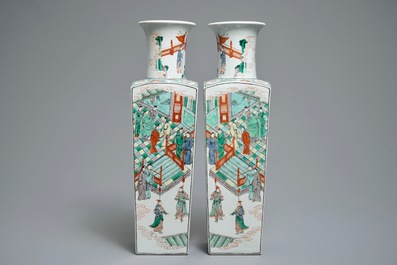 Une paire de vases de forme carr&eacute; en porcelaine de Chine famille verte, 19&egrave;me