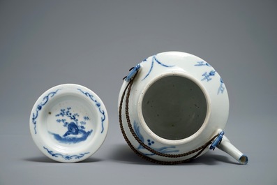 Een grote Chinese blauwwitte theepot met een olifantenparade, 19e eeuw