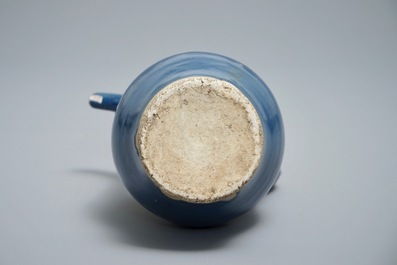 Een Chinese monochrome blauwe kan, 19e eeuw