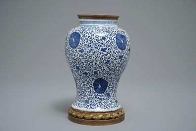 Un vase en porcelaine de Chine bleu et blanc dans sa monture en bronze dor&eacute;, Kangxi