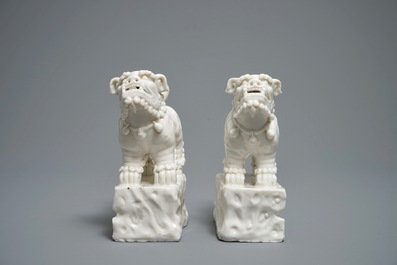 Une paire de chiens de temple en porcelaine blanc de Chine de Dehua, 19&egrave;me