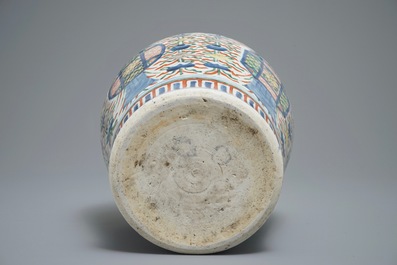 Een Chinese balustervormige wucai vaas met boeddhistische emblemen, Transitie periode, Chongzhen/Shunzhi