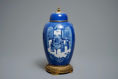 Een Chinese poederblauwe dekselvaas met montuur in verguld brons, 19e eeuw