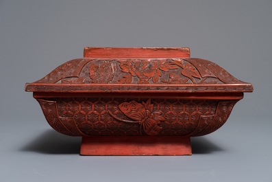 Een Chinese vierkante dekselkom in rood lakwerk met een qilin, 17/18e eeuw