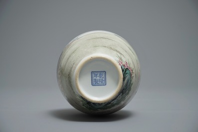 Un vase en porcelaine de Chine famille rose &agrave; d&eacute;cor de berg&egrave;res, marque de Qianlong, 20&egrave;me