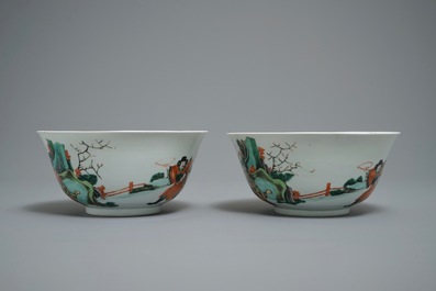 Une paire de bols en porcelaine de Chine famille verte &agrave; d&eacute;cor d'&eacute;l&eacute;phants, 19&egrave;me